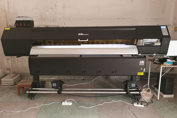 廣告加工廠(chǎng)的選擇 煥圖四頭戶(hù)外寫(xiě)真機(jī)速度與精度的結(jié)合1.jpg