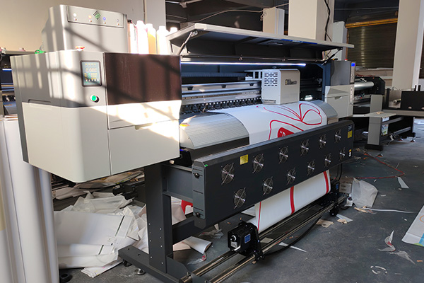 煥圖四頭戶外寫真機高速生產(chǎn)來襲 廣告公司日產(chǎn)1000方.jpg 煥圖四頭戶外寫真機高速生產(chǎn)來襲 廣告公司日產(chǎn)1000方.jpg