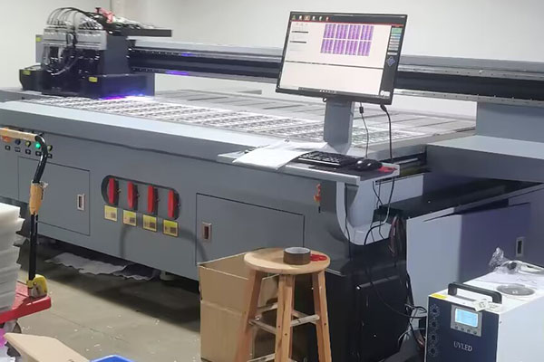 無需制版即可實現光油浮雕效果 煥圖玩具UV平板機的優(yōu)勢.jpg