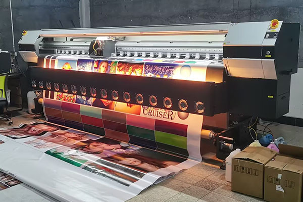 煥圖戶外噴繪機助李總廣告加工廠 實現(xiàn)產(chǎn)能與品質(zhì)雙飛躍.jpg