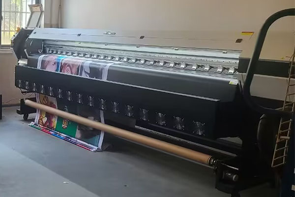 穩(wěn)定高速 煥圖噴繪機(jī)為廣告制作公司規(guī)?；a(chǎn)保駕護(hù)航.jpg