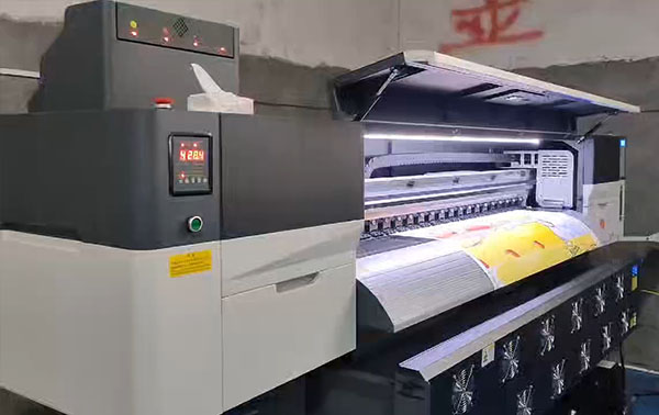 煥圖四頭寫真機(jī)讓廣告廠產(chǎn)能翻倍 “破局神器”名副其實(shí).jpg 煥圖四頭寫真機(jī)讓廣告廠產(chǎn)能翻倍 “破局神器”名副其實(shí).jpg