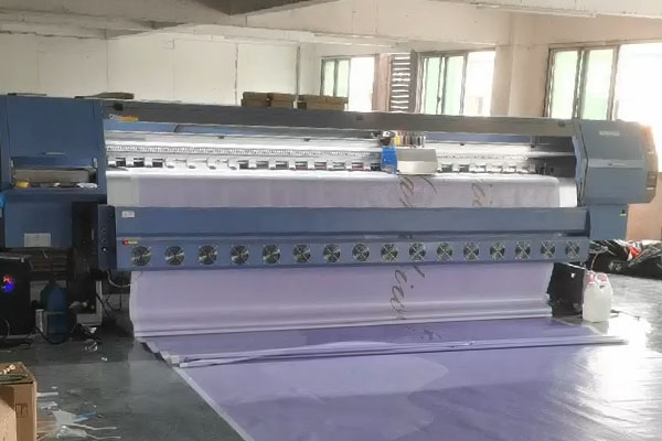 煥圖戶外噴繪機(jī)穩(wěn)定可靠 助力廣告公司實(shí)現(xiàn)高速生產(chǎn).jpg 煥圖戶外噴繪機(jī)穩(wěn)定可靠 助力廣告公司實(shí)現(xiàn)高速生產(chǎn).jpg